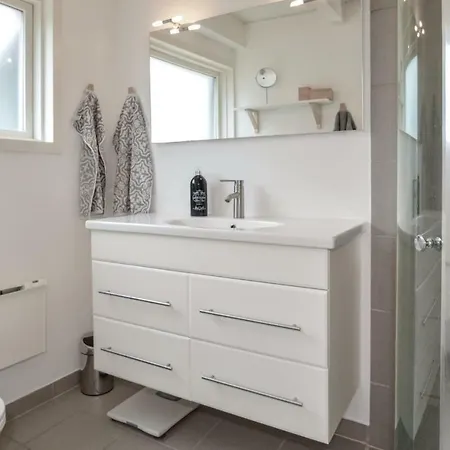 3 Bedroom Beautiful In Holiday home